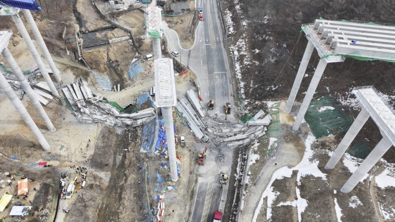 IMPACTANTE VIDEO: Colapsa un puente en Corea del Sur y mata a cuatro personas