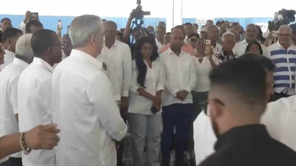 Abinader entrega viviendas y títulos de propiedad en SDO