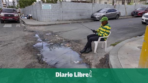 Acumulación de agua en la calle Elvira de Mendoza