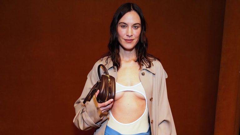 Alexa Chung, la mujer que lleva las minis más minis, dice que el entretiempo será para las faldas midi más clásicas