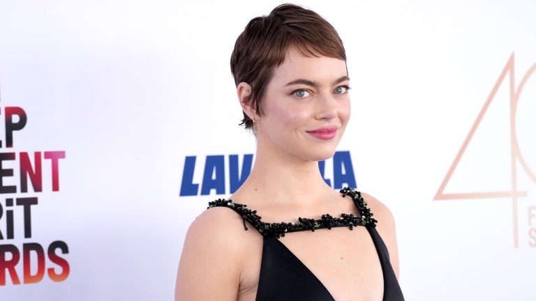 Amamos el corte de pelo pixie de Emma Stone y más su pintalabios rosa