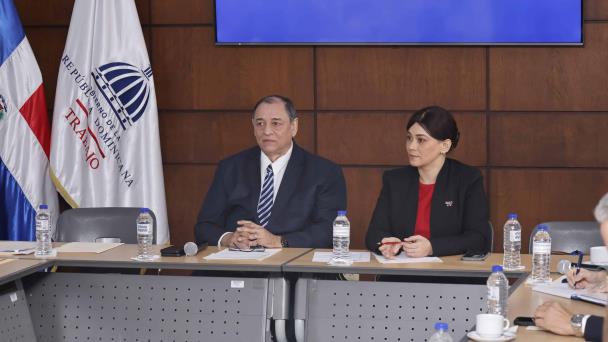 Aumento salarial 2025: diálogo tripartito en República Dominicana