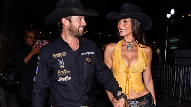 Bella Hadid se reafirma como la cowgirl del momento con unas botas vaqueras