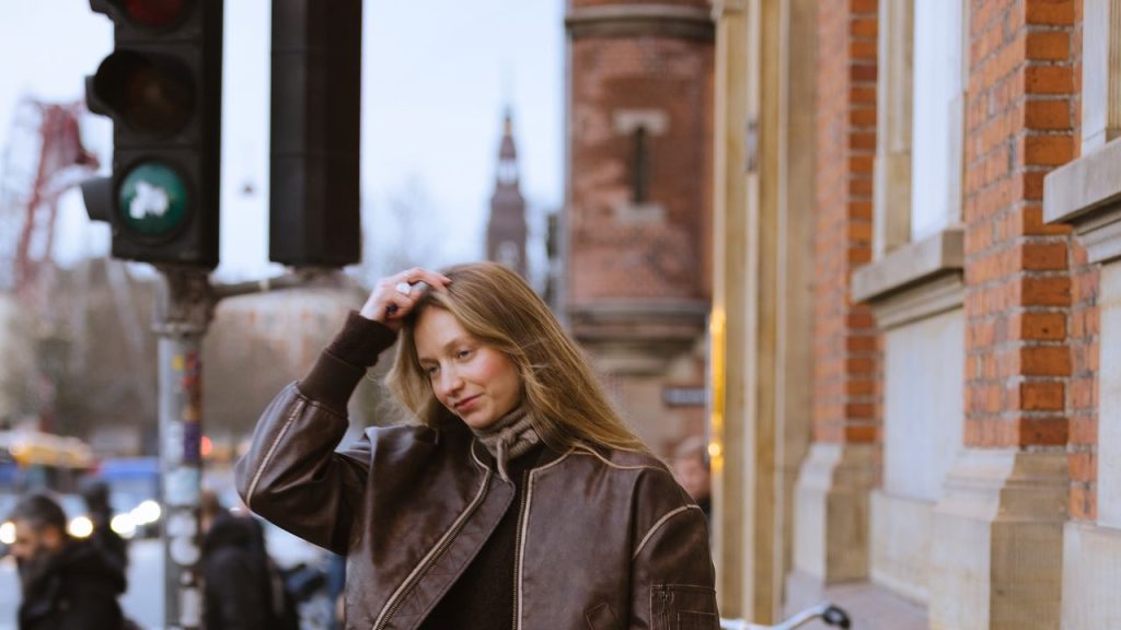Botas con bermudas: así se lleva el combo favorito de las que más saben de moda