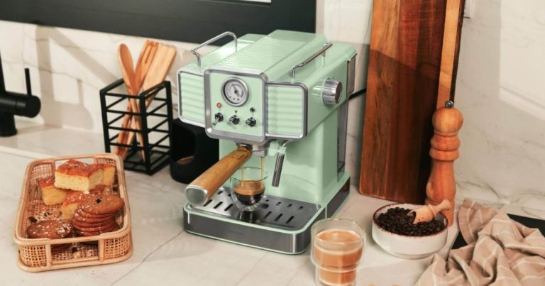 Cecotec sacude el sector del café rebajando bestialmente una de sus cafeteras express más vendidas