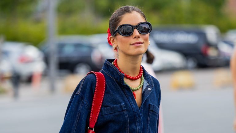 Collares de colores: la tendencia de primavera-verano 2025 capaz de levantar cualquier look que puedes empezar a llevar YA