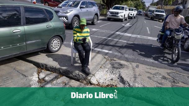 Conductores con el grito cielo por un badén en la Juan Sánchez Ramírez