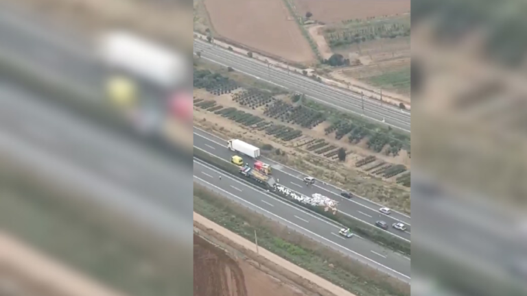 Cortada la AP-7 en sentido norte por un camión volcado en Mont-roig del Camp