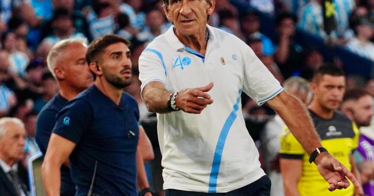 Costas, autocrítico con el nivel del equipo y picante con un periodista: "Ya salen a matarnos" :: Olé