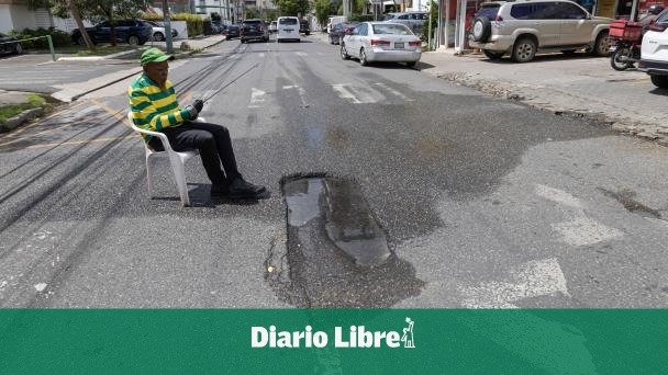 Descuido en calle José Amado Soler por fuga de agua