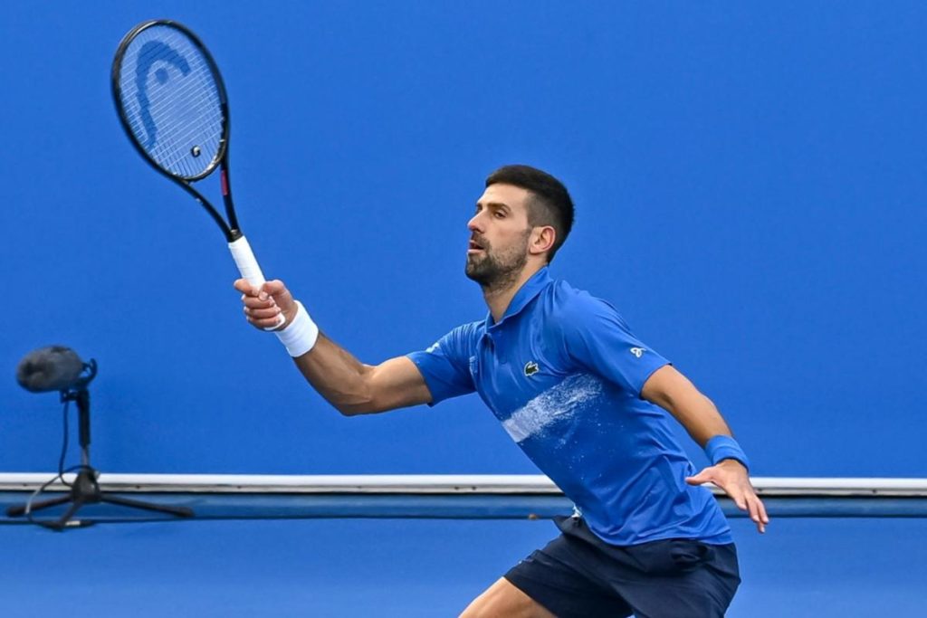 Djokovic se la pega en Doha