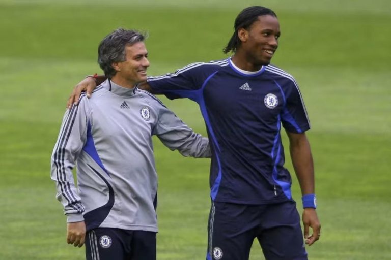 Drogba defiende a Mourinho: "¿Cómo puede ser mi 'papá' racista?"