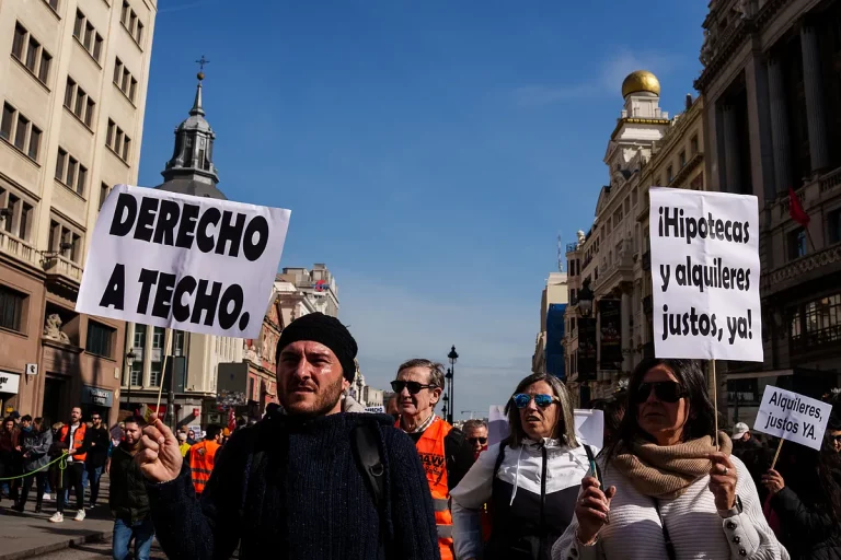 El 9,1% de los españoles llega a fin de mes con dificultad y el 33,4% no se va de vacaciones