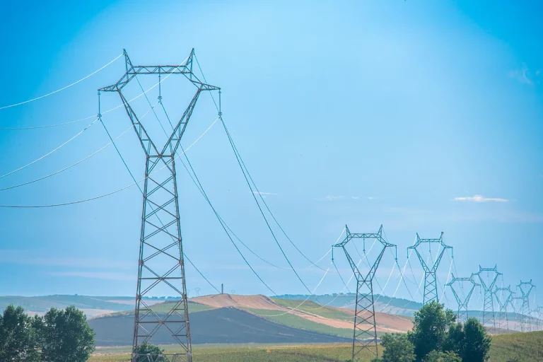 El Gobierno tumba el intento de PP y Junts de abaratar el coste de la luz