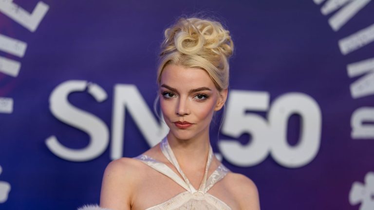 El abrigo blanco de Anya Taylor-Joy es el único abrigo que importa esta temporada