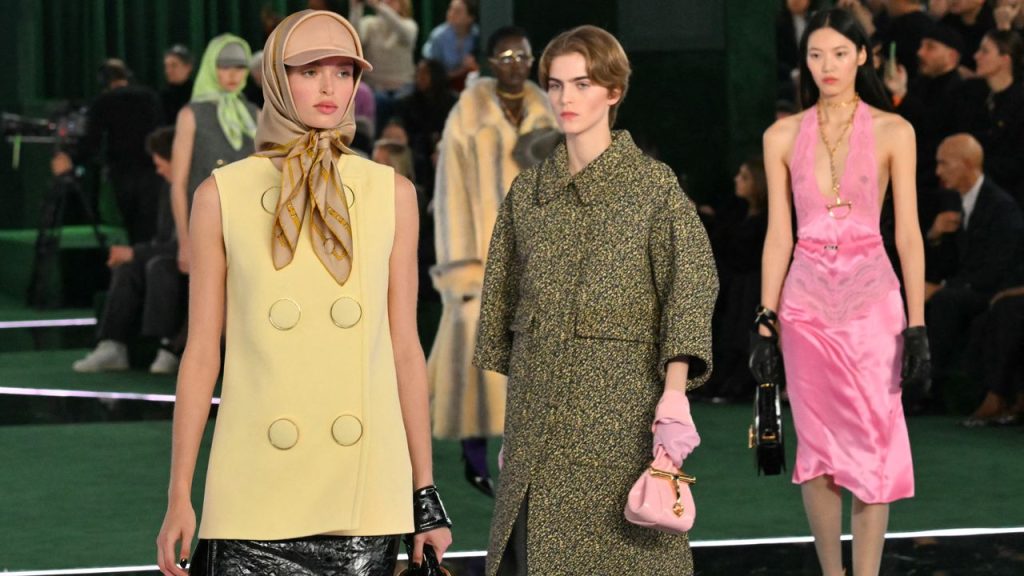 El desfile de Gucci celebra el estilo italiano, un look informal entre el minimalismo y el maximalismo
