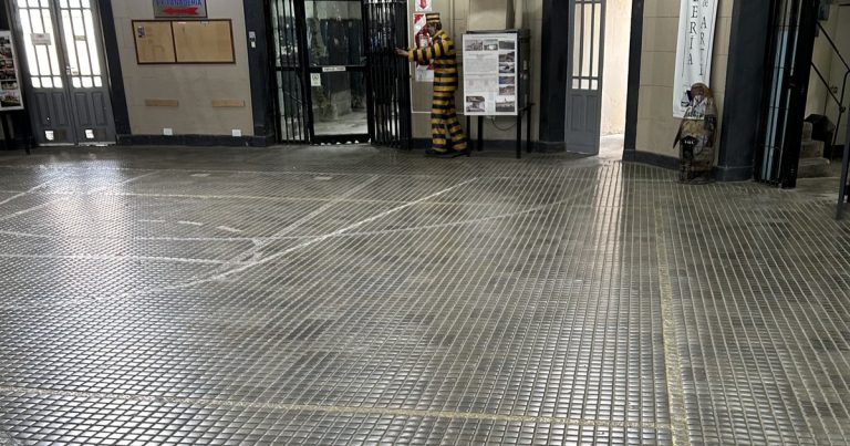 El gimnasio 'polideportivo' que se creó dentro de una ex cárcel argentina y ahora es parte de un museo :: Olé