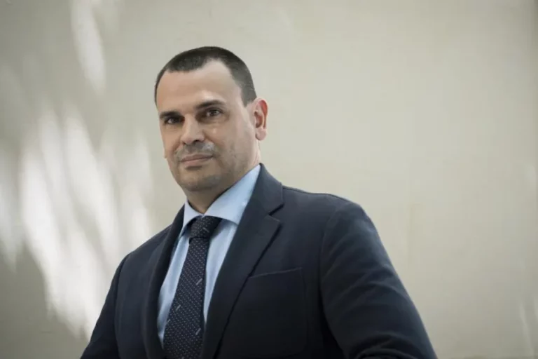 El novio de Ayuso comparece ante la juez por dos delitos fiscales de 350.000 euros y tras cuatro suspensiones de su declaración