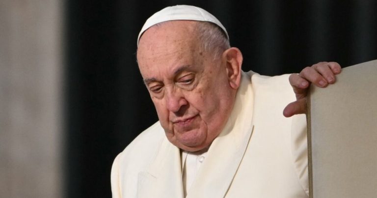 El papa Francisco se encuentra en estado crítico de salud, dice el Vaticano