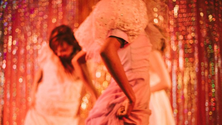 El perfume dulce y francés de cereza que usábamos las adolescentes de los 90 es mi fragancia de 2025