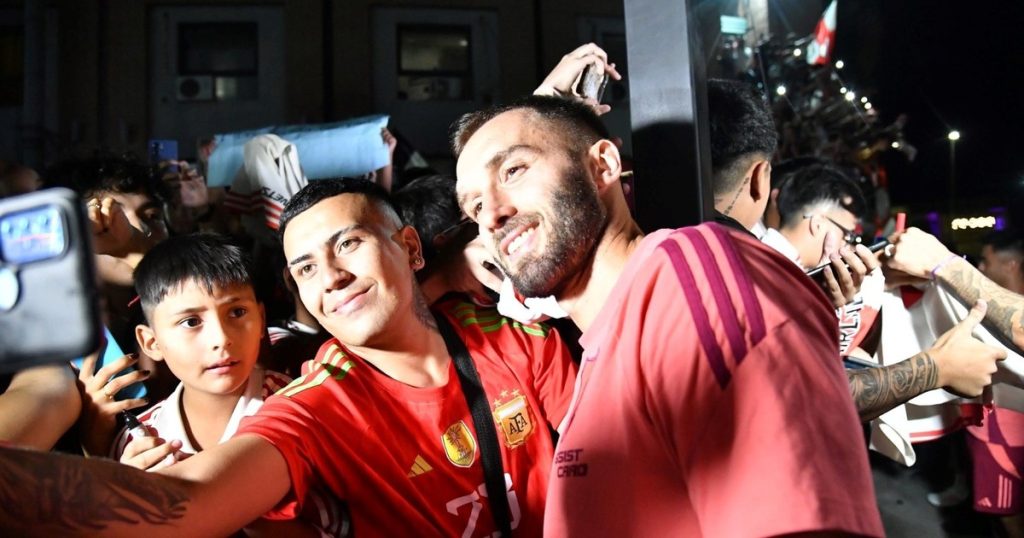 El tremendo recibimiento en la llegada de River a San Juan y el lindo gesto que tuvo el plantel :: Olé