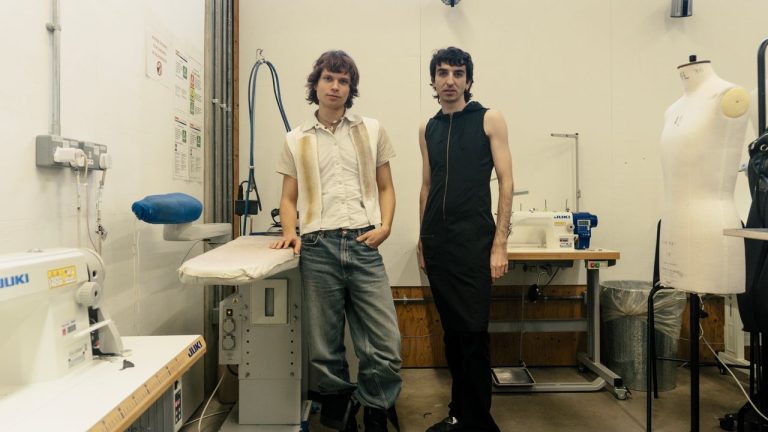 “En Central Saint Martins son muy buenos en ayudar a encontrarte a ti mismo”: la nueva generación de diseñadores españoles presenta sus colecciones en la escuela londinense