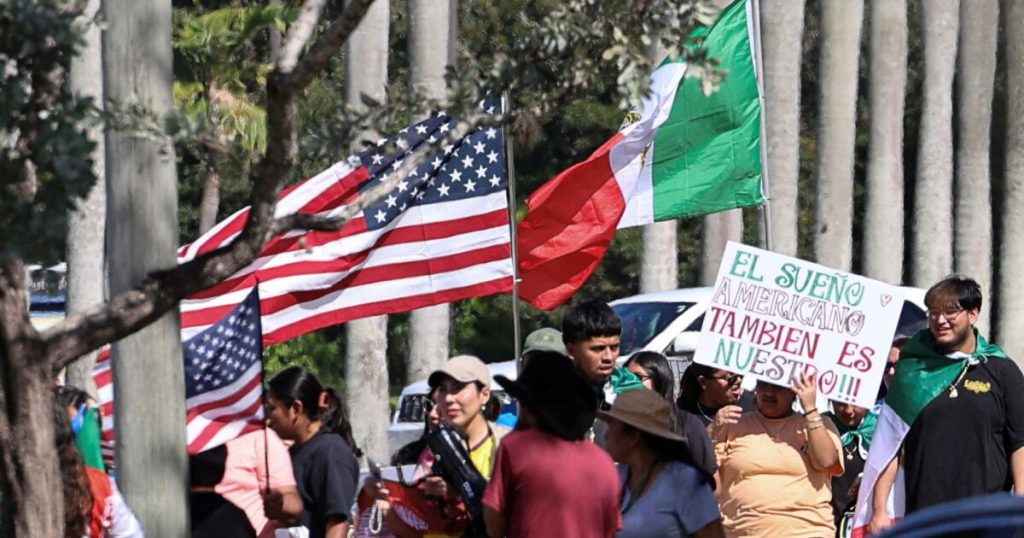En Florida manifestantes protestan contra políticas migratorias de Trump