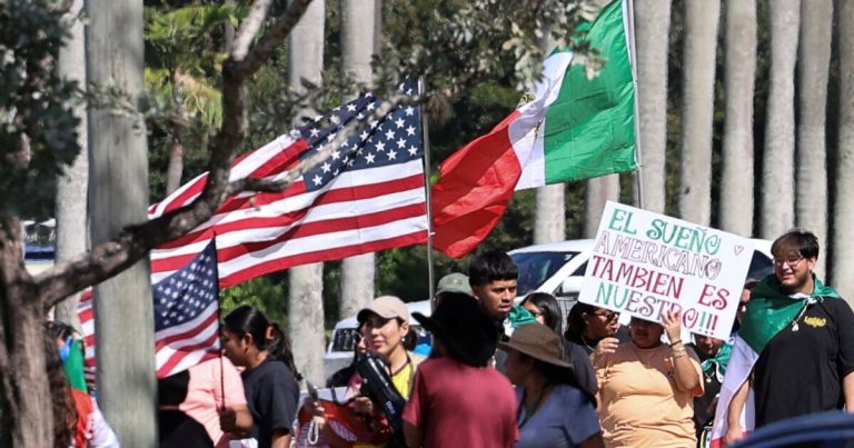 En Florida manifestantes protestan contra políticas migratorias de Trump