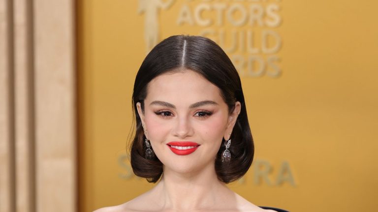 Escote Bardot: el corte más favorecedor según Selena Gomez en los SAG Awards
