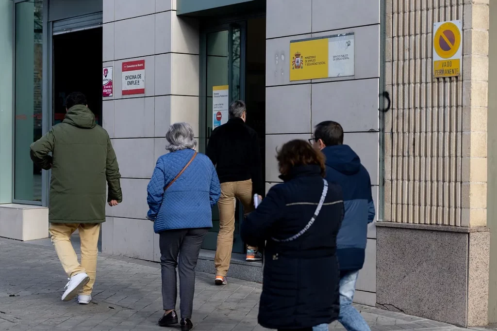 España destruye 242.148 empleos en enero en la mayor caída en cuatro años y el paro sube en 38.725 personas