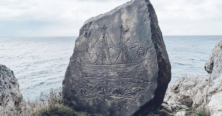 Este grabado rupestre de hace 10000 años podría ser la representación artística de un barco más antigua que se conoce