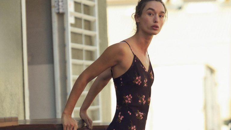 Este vestido tiene muchos números de ser el vestido del verano (o al menos, el primero)