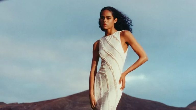 Estos vestidos y faldas ya huelen a verano, pero se pueden llevar ahora con botas y cazadora