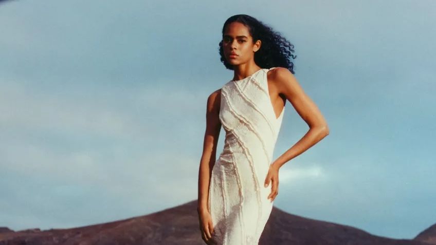 Estos vestidos y faldas ya huelen a verano, pero se pueden llevar ahora con botas y cazadora