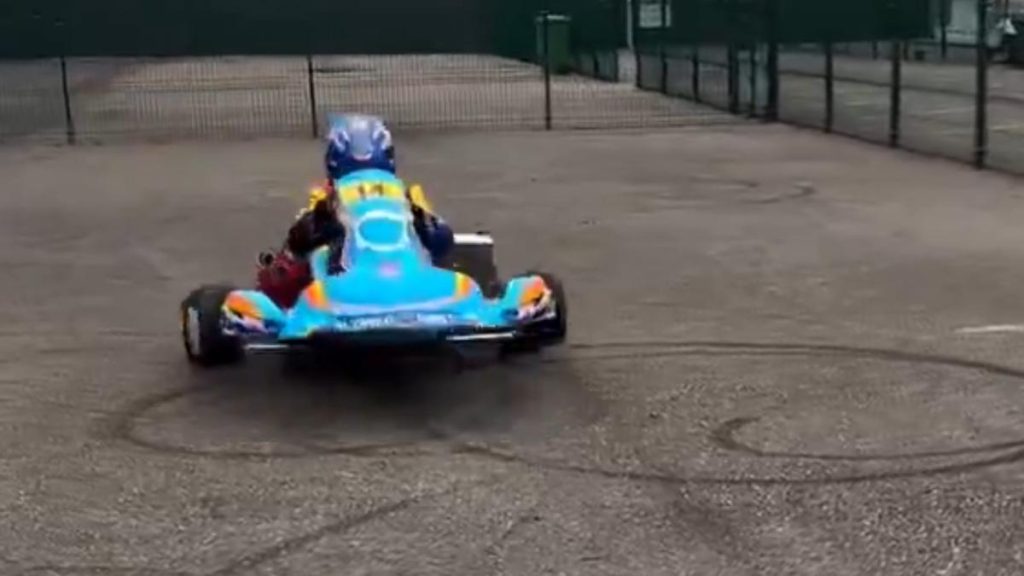 Fernando Alonso, de pruebas con su kart... haciendo 'caballitos'