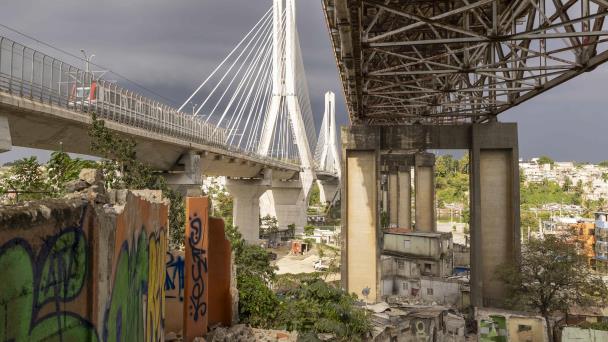 Grandes obras de Abinader siguen en pausa