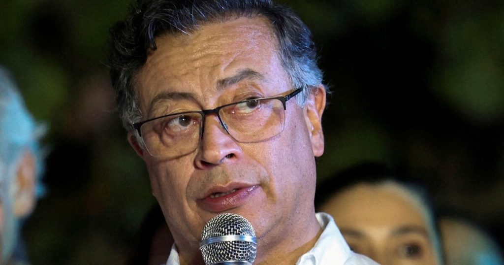 Gustavo Petro le pide renuncia de todo el gabinete en medio de crisis de gobierno