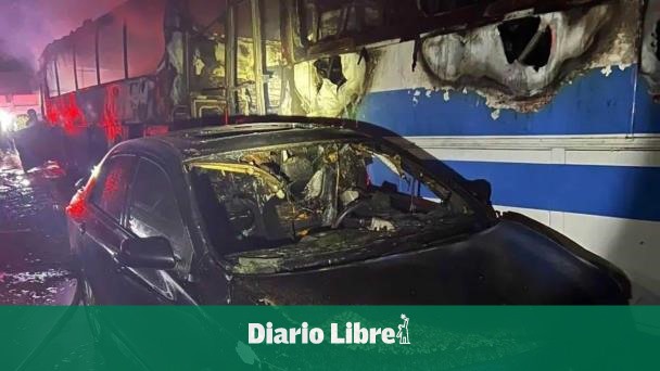 Incendio reduce a cenizas vehículos de empresa en Puerto Plata