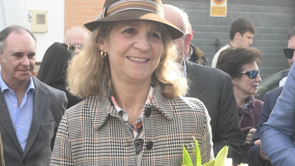 La Infanta Elena recupera los pantalones culotte (y los lleva con botines de tacón cuadrado)
