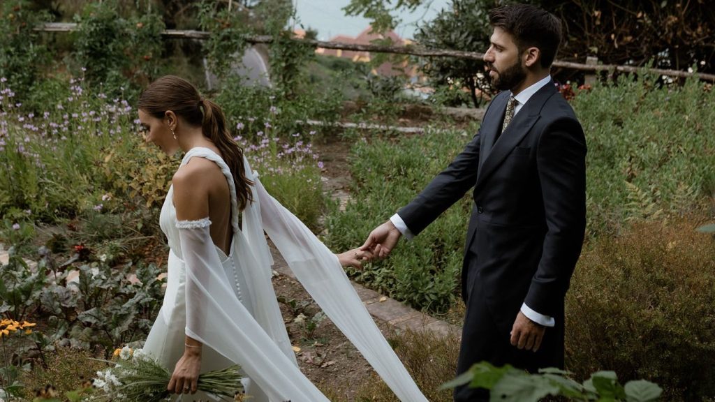 La boda en las Rías Baixas de Andrea y Brais: una celebración romántica y sencilla en el invernadero inglés de un pazo gallego