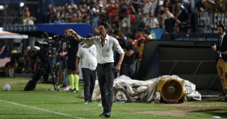 La bronca de Eduardo Domínguez tras el empate de Estudiantes: "Nos hizo daño con dos errores nuestros" :: Olé