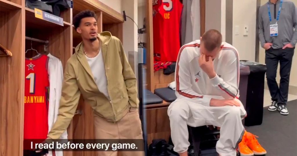 La figura de la NBA que llegó al All Star Game con un libro en la mano... :: Olé