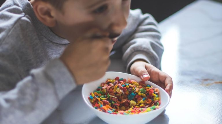 La mitad de la dieta de los niños son ultraprocesados: ¿cómo afecta a su salud?