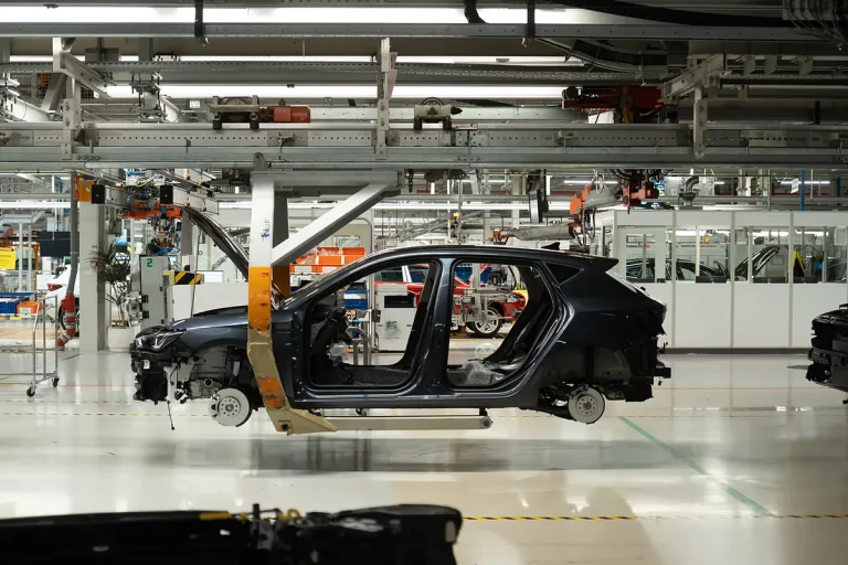 La producción industrial sube un 0,7% en 2024 tras dispararse un 4,7% en diciembre