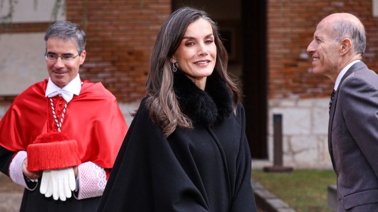 La reina Letizia o cómo lucir el combo de colores que triunfará este otoño-invierno 2025/2026