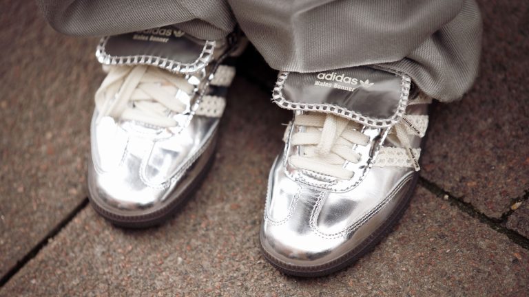 Las zapatillas plateadas son las nuevas bailarinas de 2025
