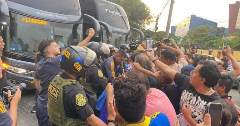 Locura por Boca y Riquelme en la llegada del plantel a Lima :: Olé