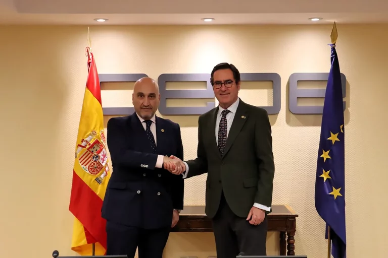Los gestores y la CEOE exigen al Gobierno que cese el envío de notificaciones a los autónomos fuera del horario de trabajo