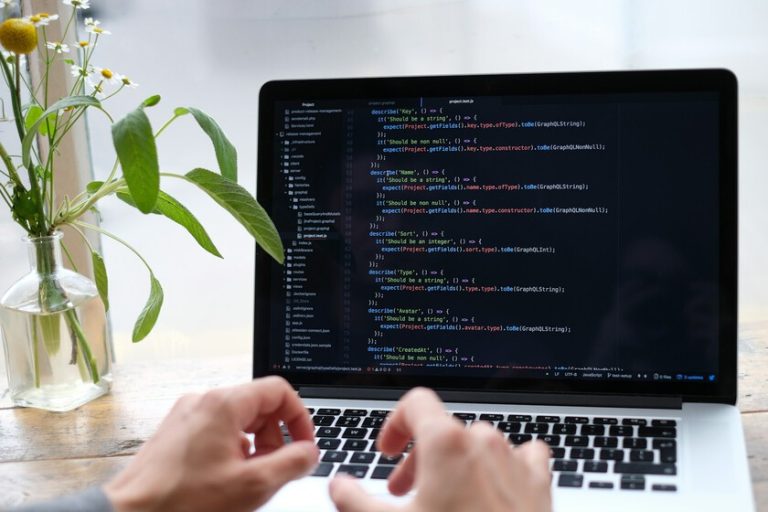 Los mejores cursos para conseguir un trabajo en lenguajes de programación demandados y muy bien pagados en España