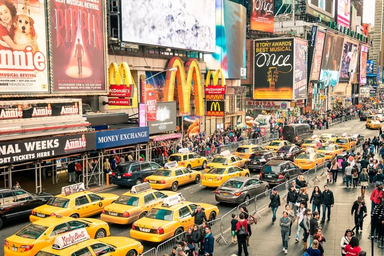 Los precios de gastos de consumo personal en EEUU se ralentizan al 2,5% en enero